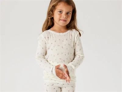 Barn iført Name It uld bluse i snow white med blomsterprint